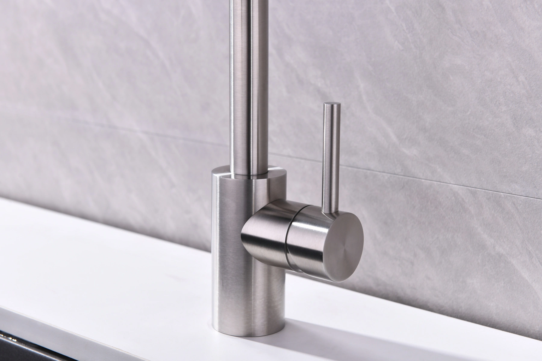 C1-EK192 kitchen faucet: handle and body detail