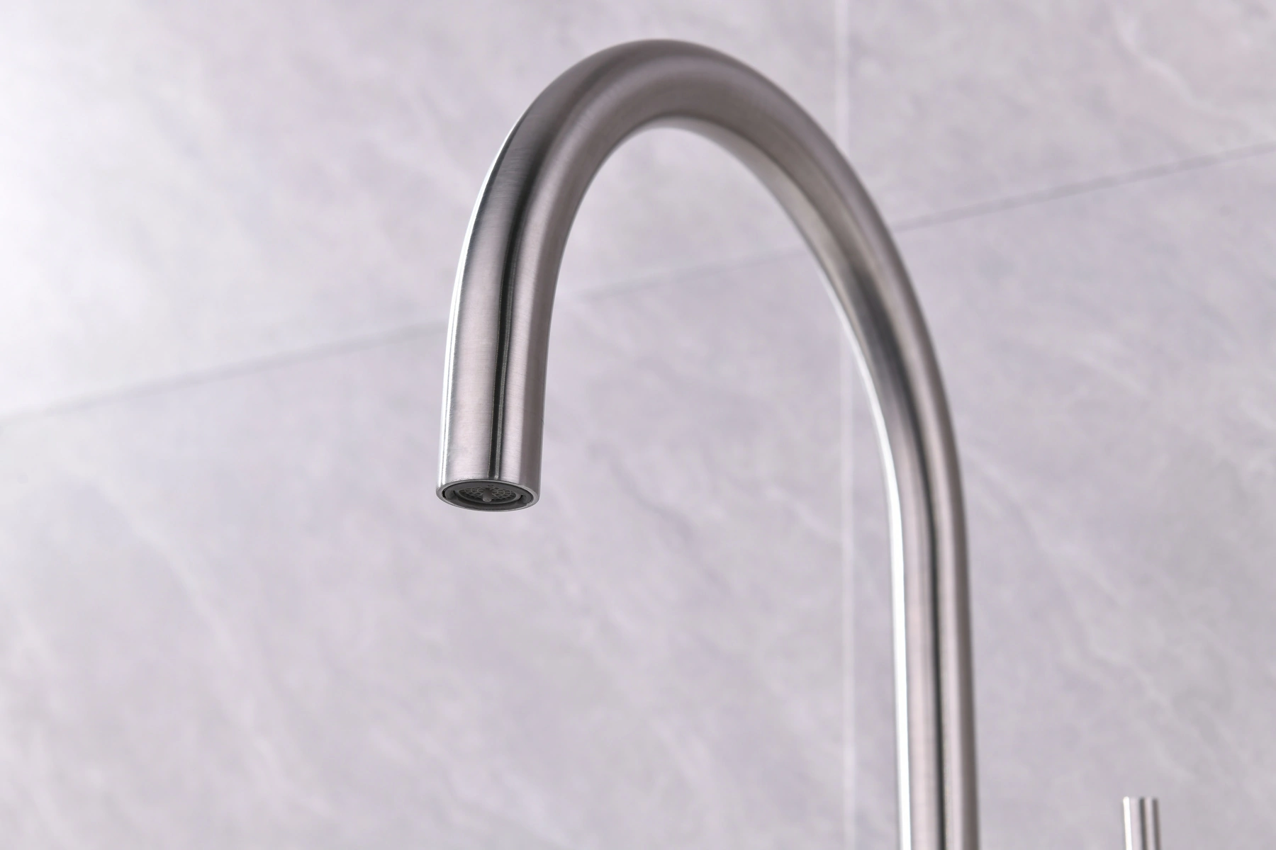 C1-EK192 kitchen faucet: spout detail