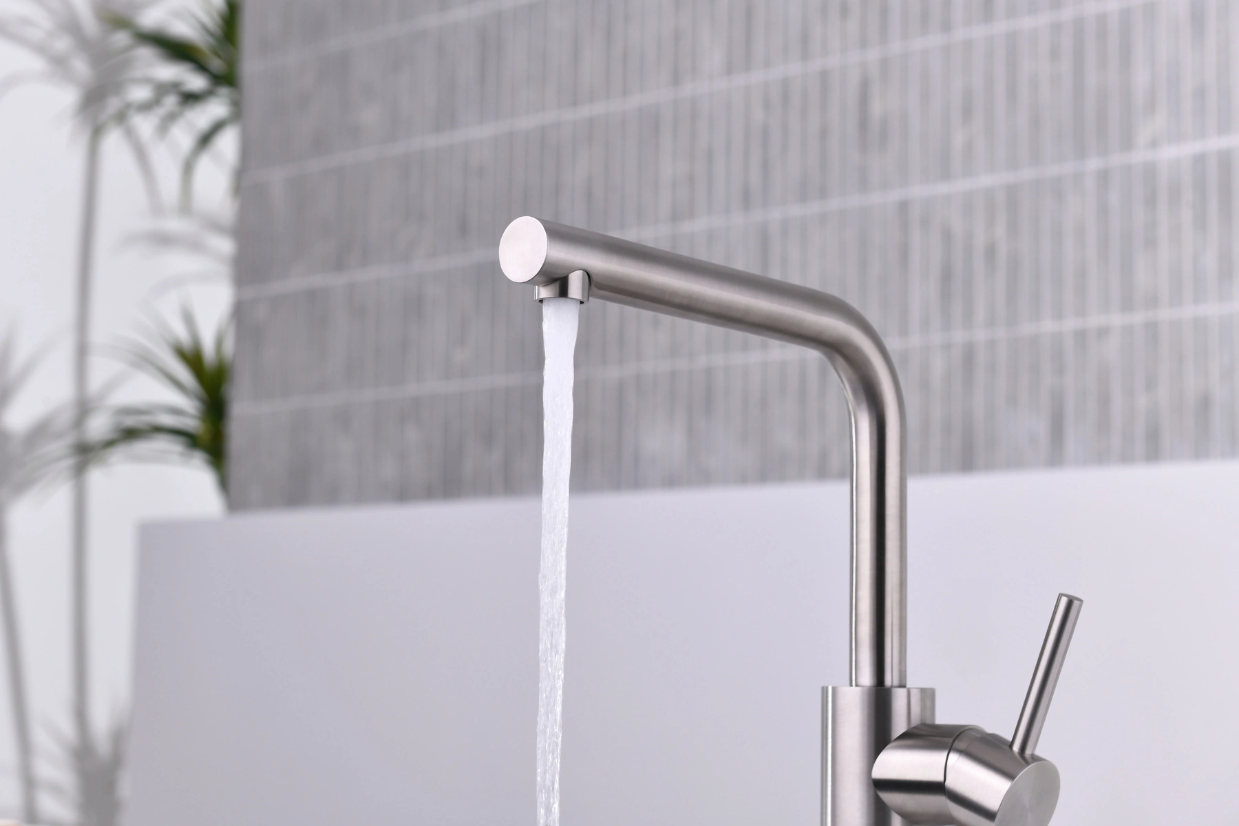 C1-EK195 kitchen faucet: water in use