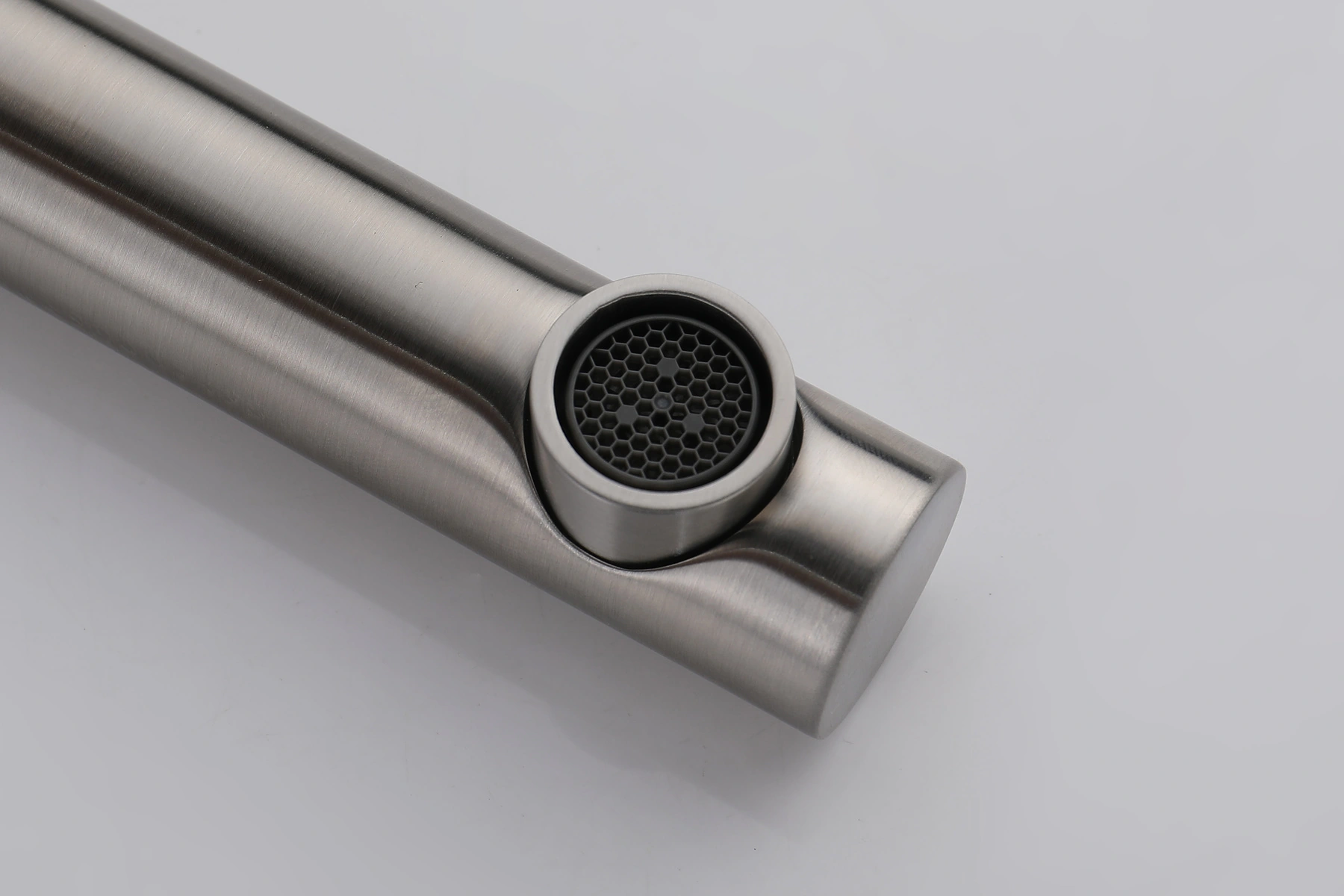 C1-EK195 kitchen faucet: outlet detail