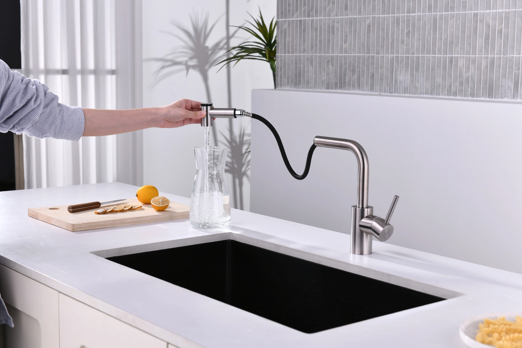 C2-EK191 kitchen faucet: pull-out in use